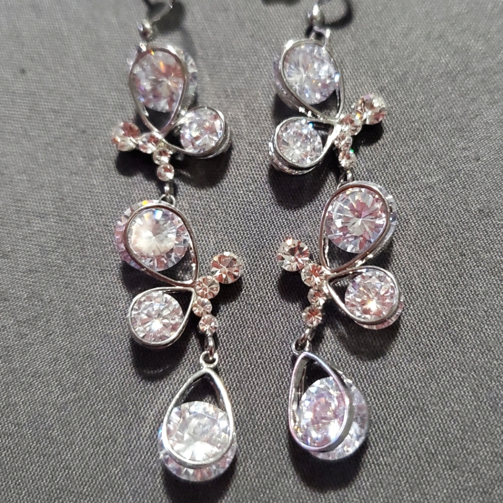 Silver Tone - Fashion Earrings With Brilliant White Stones - Item 514